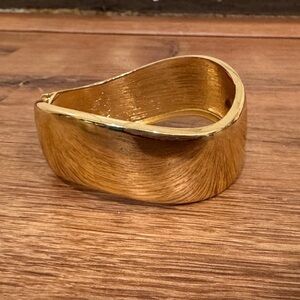 Elegant Wave Gold-Tone Women's Bracelet​​​​